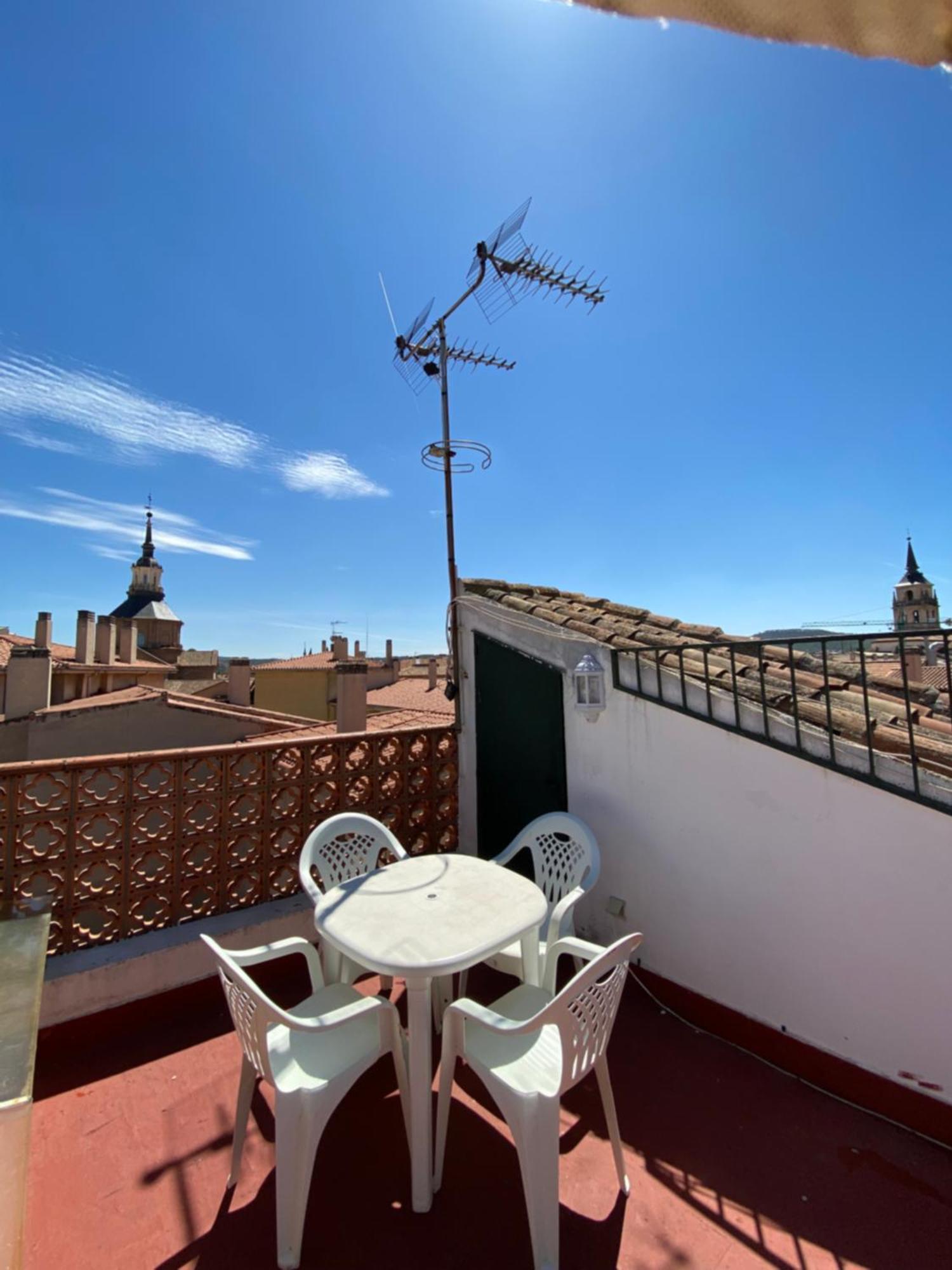 Casa De Huespedes Vecinodecerbantes Hotel Alcalá de Henares Exterior foto